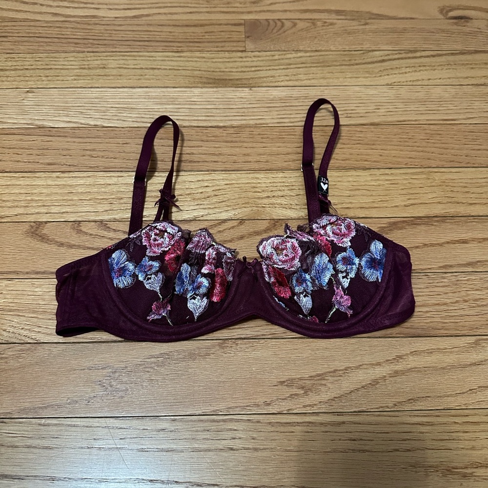 NWT Victoria’s Secret Dream Angels Bra Size 32B